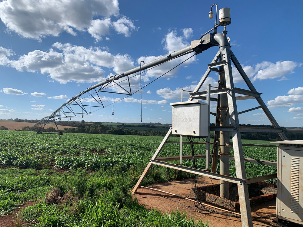 Pivô de irrigação em lavoura
